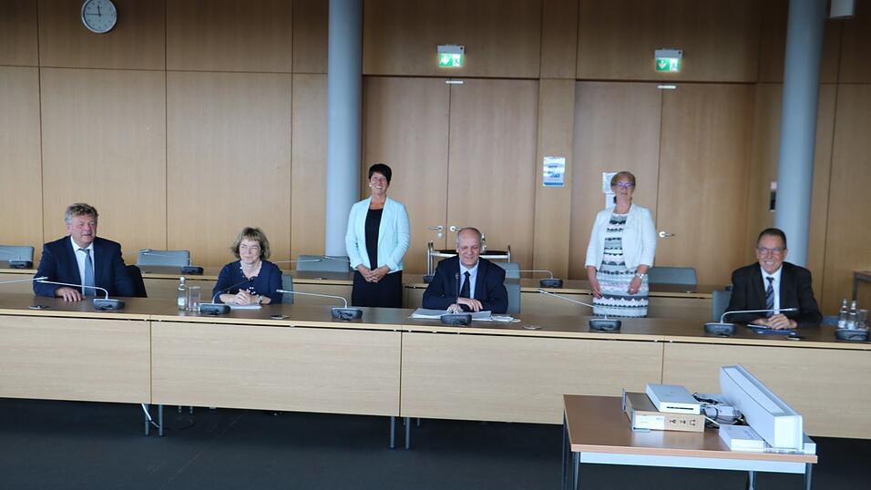 Schulamtsdirektor Clemens Sieber (3. von rechts) und seine Kollegen (von links) Stefan Kleinod, Michaela Wiesner, Birgit Sandmann, Christiane Schichtl und Karl Dierl informierten vor allem &uuml;ber die cornabedingte Situation zu Beginn des Schuljahres.