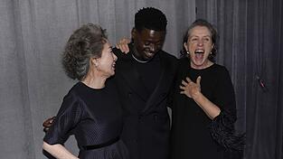 Beste Nebendarstellerin Yuh-Jung Youn (links), Bester Nebendarsteller Daniel Kaluuya mit der Besten Schauspielerin Frances McDormand Beste Nebendarstellerin Yuh-Jung Youn (links), Bester Nebendarsteller Daniel Kaluuya mit der Besten Schauspielerin Frances McDormand