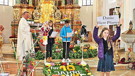 'Danke Herr Pfarrer': Für zehn Jahre in der Pfarrei wurde dies mit einem Blumenteppich zum Ausdruck gebracht.