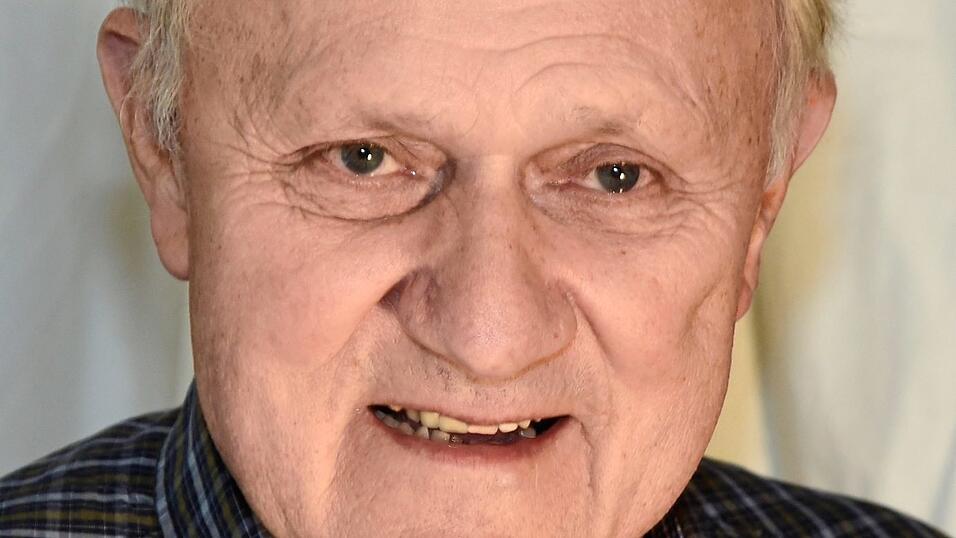 Josef Kraus sieht die Demokratie in vielen Ländern gefährdet. Am 23. Oktober hält der ehemalige Direktor des Vilsbiburger Maximilian-von-Montgelas-Gymnasiums einen Vortrag zu seinem neuen Buch 'Im Rausch der Dekadenz. Der Westen am Scheideweg'. Josef Kraus sieht die Demokratie in vielen Ländern gefährdet. Am 23. Oktober hält der ehemalige Direktor des Vilsbiburger Maximilian-von-Montgelas-Gymnasiums einen Vortrag zu seinem neuen Buch 'Im Rausch der Dekadenz. Der Westen am Scheideweg'.