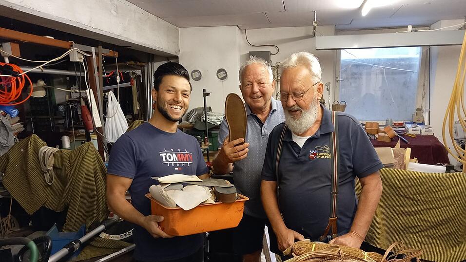Habibullah Mahmodi (v.l.), Wolfgang Zach und Ludwig Kunert freuten sich über den Fundus. Habibullah Mahmodi (v.l.), Wolfgang Zach und Ludwig Kunert freuten sich über den Fundus.
