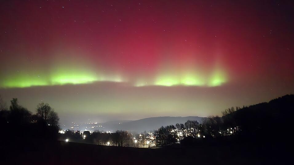 Peter Kallus ist es gelungen, die Polarlichter mit seiner Kamera vom Gillisberg bei Chamerau aus zu fotografieren.