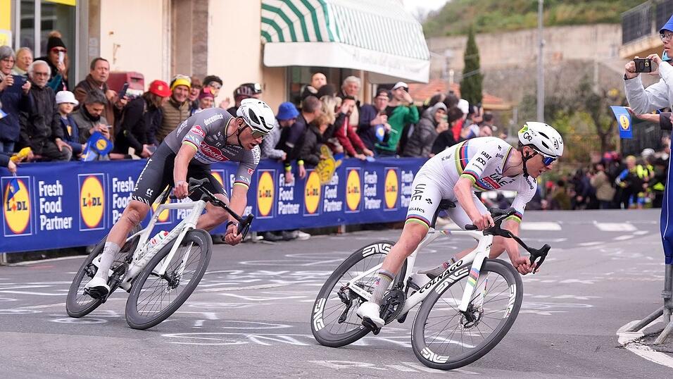 Bisher gewann van der Poel (l) zweimal in Flandern, Pogačar einmal weniger. (Archivbild)