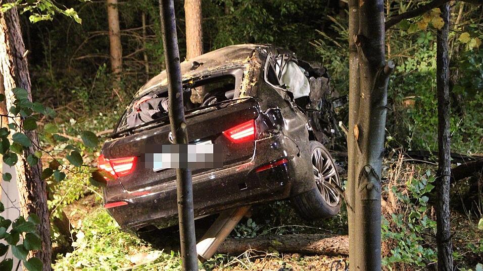 Schrecklicher Unfall in der Nacht auf Mittwoch in einem Waldst&uuml;ck bei Heinsacker (Kreis Regensburg). Die beiden Autowracks wurden von den Einsatzkr&auml;ften im Unterholz gefunden.