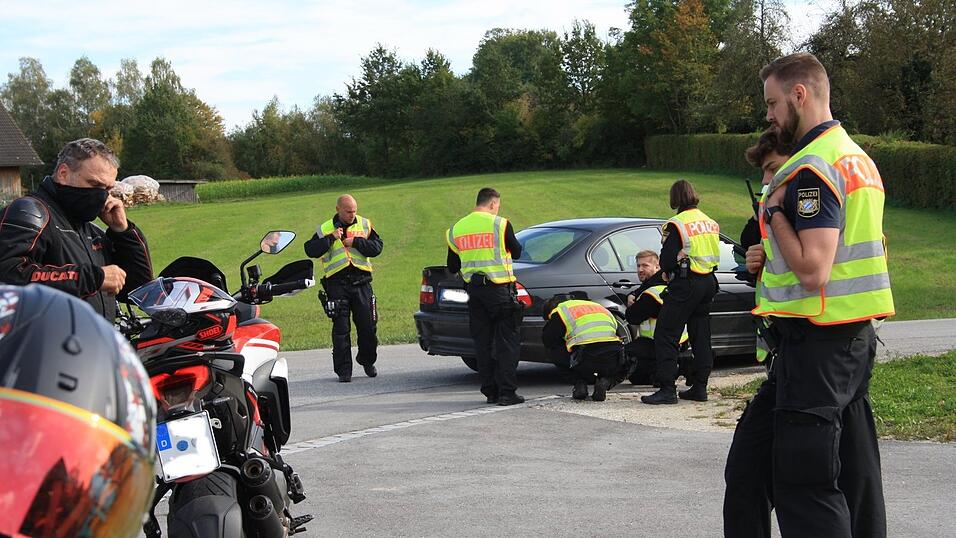 An der Bundesstraße 299 bei Achldorf kontrollierte die Polizei vor allem Motorräder, aber auch getunte Autos und sonst irgendwie auffällige Fahrzeuge. Dabei ging es auch nicht zuletzt um Sicherheitshinweise für die Verkehrsteilnehmer, wie betont wurde. An der Bundesstraße 299 bei Achldorf kontrollierte die Polizei vor allem Motorräder, aber auch getunte Autos und sonst irgendwie auffällige Fahrzeuge. Dabei ging es auch nicht zuletzt um Sicherheitshinweise für die Verkehrsteilnehmer, wie betont wurde.