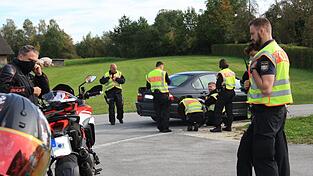 An der Bundesstraße 299 bei Achldorf kontrollierte die Polizei vor allem Motorräder, aber auch getunte Autos und sonst irgendwie auffällige Fahrzeuge. Dabei ging es auch nicht zuletzt um Sicherheitshinweise für die Verkehrsteilnehmer, wie betont wurde. An der Bundesstraße 299 bei Achldorf kontrollierte die Polizei vor allem Motorräder, aber auch getunte Autos und sonst irgendwie auffällige Fahrzeuge. Dabei ging es auch nicht zuletzt um Sicherheitshinweise für die Verkehrsteilnehmer, wie betont wurde.