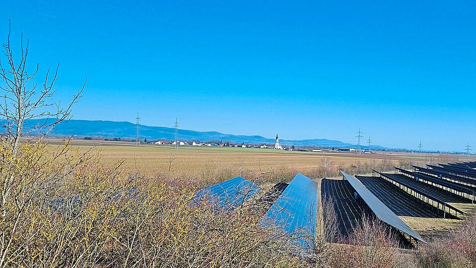 Etwa bei den bestehenden Strommasten ist das neue Umspannwerk auf Irlbacher Flur geplant.