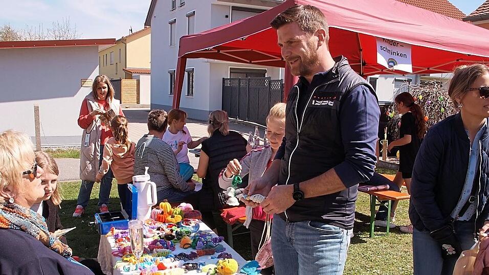Vizeb&uuml;rgermeister Dominik Schindlbeck erf&uuml;llte Tochter Leni gerne den Wunsch nach einem Gl&uuml;cksw&uuml;rmchen.