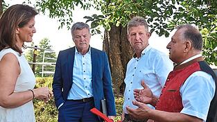 Bauernverbands-Kreisobmann Georg Sachsenhauser trug der Ministerin fachliche Probleme in der Landwirtschaft vor.
