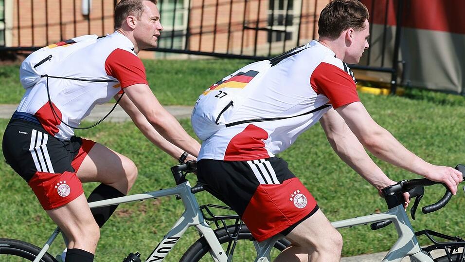Das Münchner Torwart-Tandem: Manuel Neuer (l) und Jonas Urbig auf dem Weg zum Training bei der WM. (Archivbild) Das Münchner Torwart-Tandem: Manuel Neuer (l) und Jonas Urbig auf dem Weg zum Training bei der WM. (Archivbild)