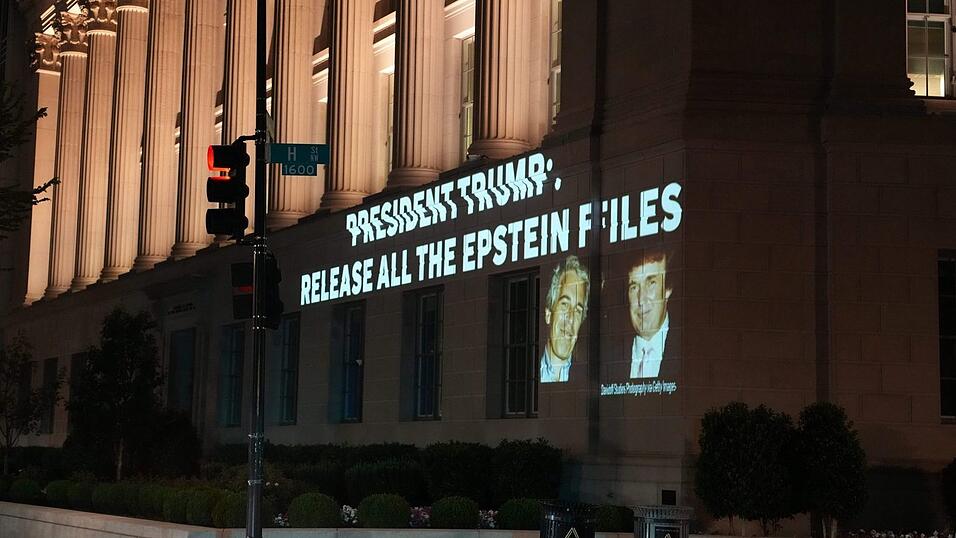 Das Gezerre rund um die Veröffentlichung der Epstein-Akten hat US-Präsident Trump unter Druck gesetzt. (Archivbild) Das Gezerre rund um die Veröffentlichung der Epstein-Akten hat US-Präsident Trump unter Druck gesetzt. (Archivbild)