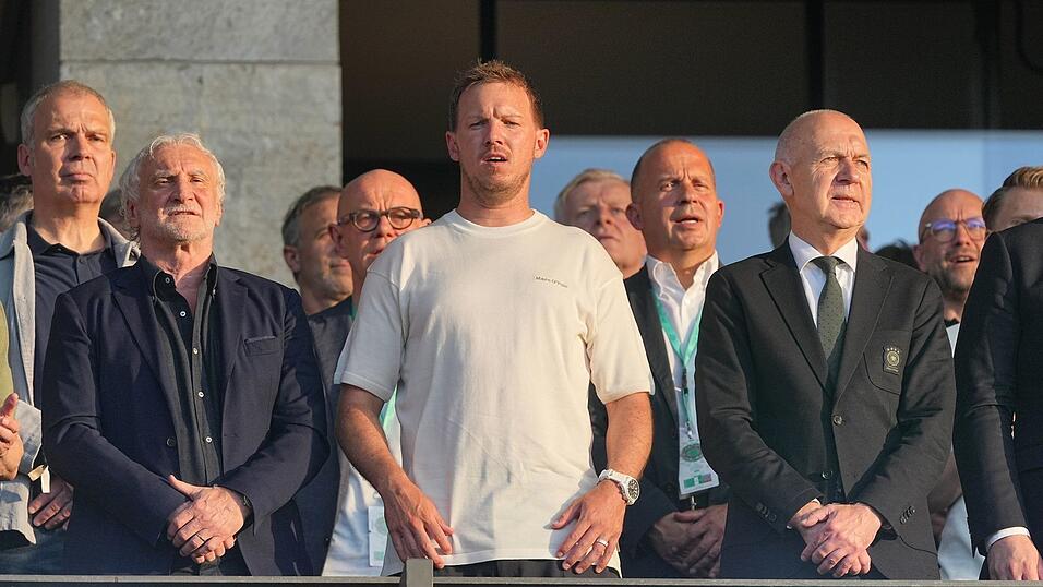 Julian Nagelsmann (M.) mit Rudi V&ouml;ller (l.) und DFB-Chef Bernd Neuendorf (r.) auf der Trib&uuml;ne des Olympiastadions.