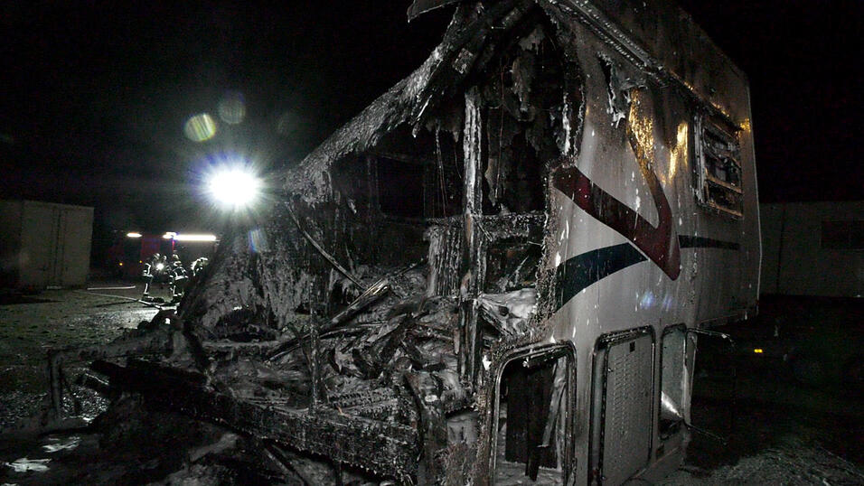 Die Weidener Feuerwehr konnte den Wohnwagen nicht mehr retten. Sein Verlust bedeutet eine weitere Krise in einer ohnehin schwierigen Lage für den 'Moskauer Circus'. Die Weidener Feuerwehr konnte den Wohnwagen nicht mehr retten. Sein Verlust bedeutet eine weitere Krise in einer ohnehin schwierigen Lage für den 'Moskauer Circus'.