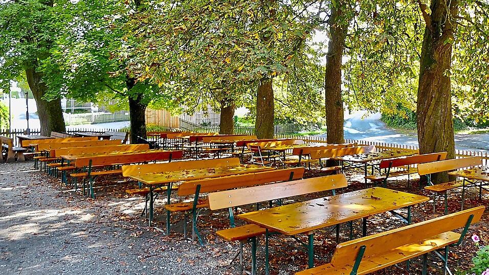 In den Sommer- und Herbstmonaten lädt der Biergarten zum Verweilen ein.