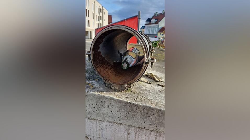 Wodkaflasche im Zeitungsrohr: Man kann dem Feiernden viel vorwerfen, aber ordentlich war er ... Wodkaflasche im Zeitungsrohr: Man kann dem Feiernden viel vorwerfen, aber ordentlich war er ...