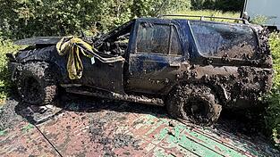 Das Auto war 2006 als gestohlen gemeldet worden und nach gut zwei Jahrzehnten von Helfern des Technischen Hilfswerks bei einer Sonar&uuml;bung gefunden worden. (Handout: Polizeipr&auml;sidium Oberfranken)