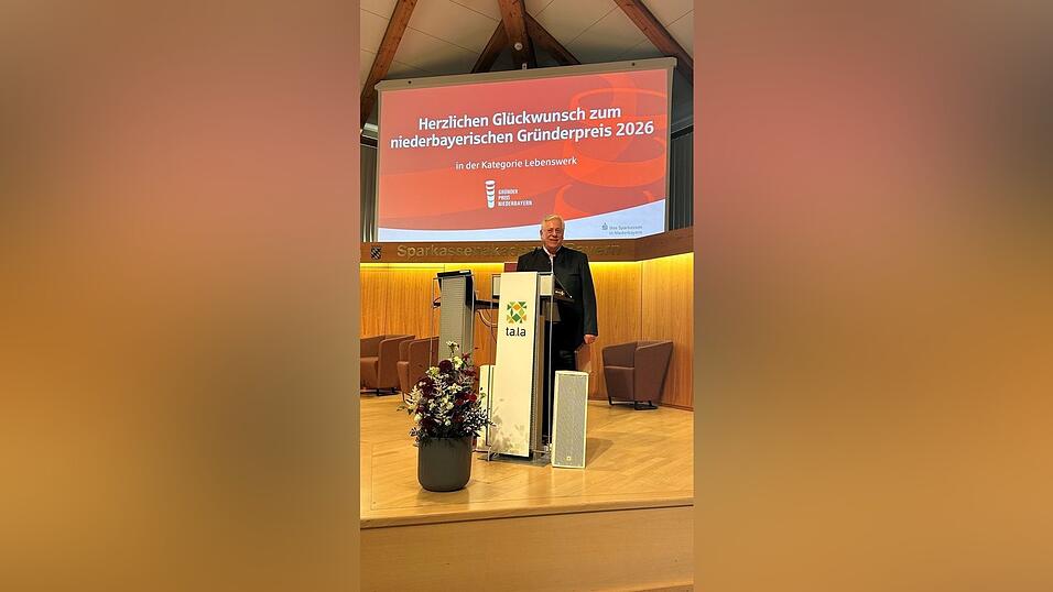In der Kategorie „Lebenswerk“ nahm Siegfried Moßandl den Preis für die Firma Karl Mossandl aus Dingolfing entgegen. In der Kategorie „Lebenswerk“ nahm Siegfried Moßandl den Preis für die Firma Karl Mossandl aus Dingolfing entgegen.