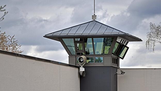 Ein Wachturm der JVA Stadelheim. Im Hochsicherheitsgerichtssaal auf dem M&uuml;nchner Gel&auml;nde wird der Fall verhandelt.