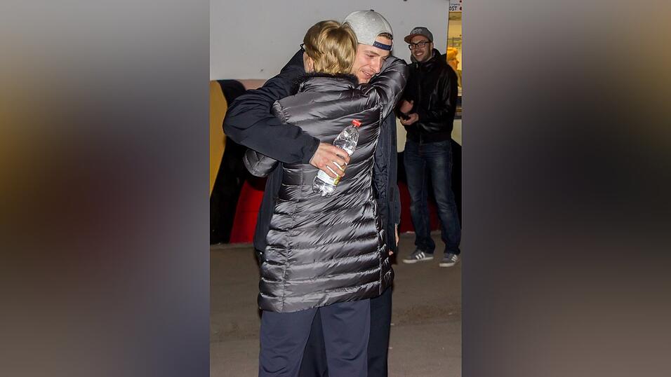 Eine Umarmung von Geschäftsführerin Gaby Sennebogen gab es für die Spieler, wie hier für Goalie Matt Climie... Eine Umarmung von Geschäftsführerin Gaby Sennebogen gab es für die Spieler, wie hier für Goalie Matt Climie...