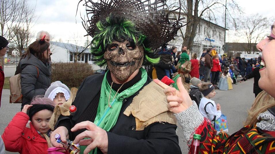 Viele Faschings-Fans haben sich am Samstag den Umzug in Langenbach angesehen. Viele Faschings-Fans haben sich am Samstag den Umzug in Langenbach angesehen.
