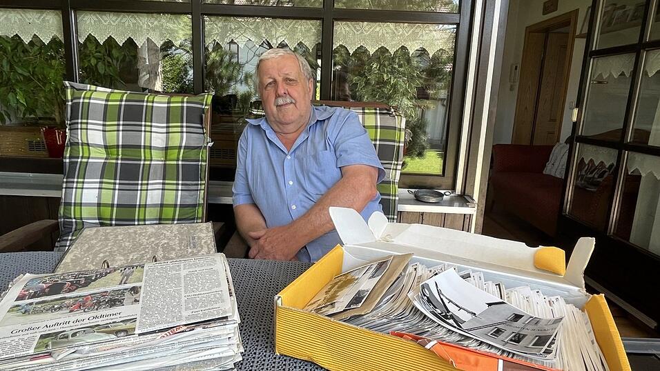 Johann Gro&szlig; inmitten seiner Erinnerungen: Seit 1980 hebt er jeden Zeitungsbericht von sich auf.