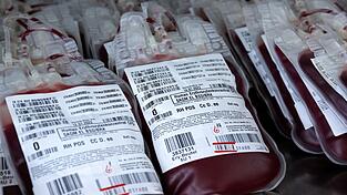 Immer weniger Menschen in Bayern gehen erstmals zur Blutsspende. (Symbolbild)