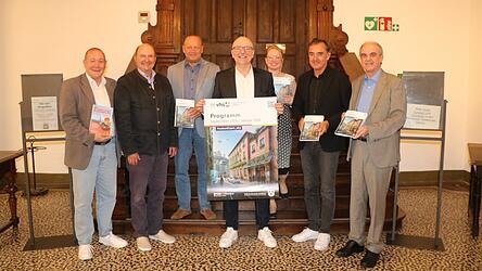 Robert Backhausen (von links), Georg Aigner, Hans-Peter Summer, Katrin Weinzierl, Robert Kloss und Matthias Treiber von der VHS präsentierten OB Alexander Putz (Mitte) das neue Programm.