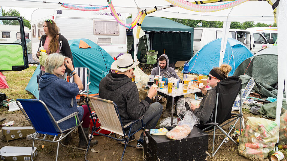 Mal mehr und mal weniger ausgewogen: Frühstück am Pfingst-Open-Air. Aufgenommen am Samstag von Regina Hölzel Mal mehr und mal weniger ausgewogen: Frühstück am Pfingst-Open-Air. Aufgenommen am Samstag von Regina Hölzel