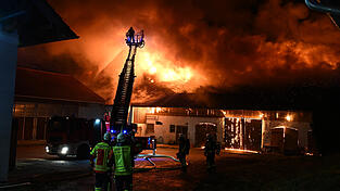 Die Feuerwehr setzte unter anderem eine Drehleiter ein.