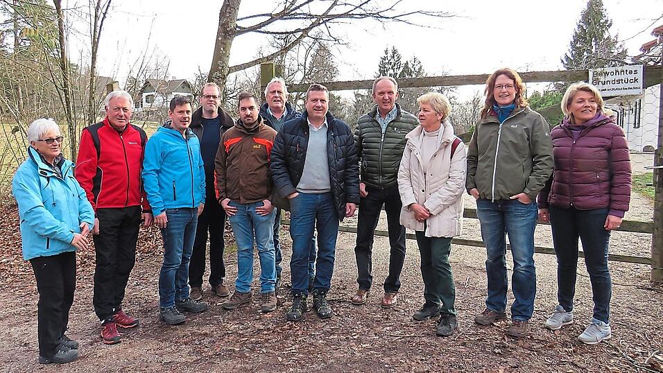 Die Wandergruppe am Jagdschloss Aschenbrennermarter.