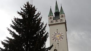 Bis der Baum fertig geschmückt wird, dauert es noch ein paar Tage. Bis der Baum fertig geschmückt wird, dauert es noch ein paar Tage.