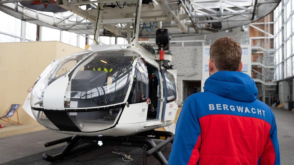 Im Bergwacht-Zentrum für Sicherheit und Ausbildung steht ein Mitglied der Bergwacht Bayern vor einem Hubschrauber-Modell. (Archivbild) Im Bergwacht-Zentrum für Sicherheit und Ausbildung steht ein Mitglied der Bergwacht Bayern vor einem Hubschrauber-Modell. (Archivbild)