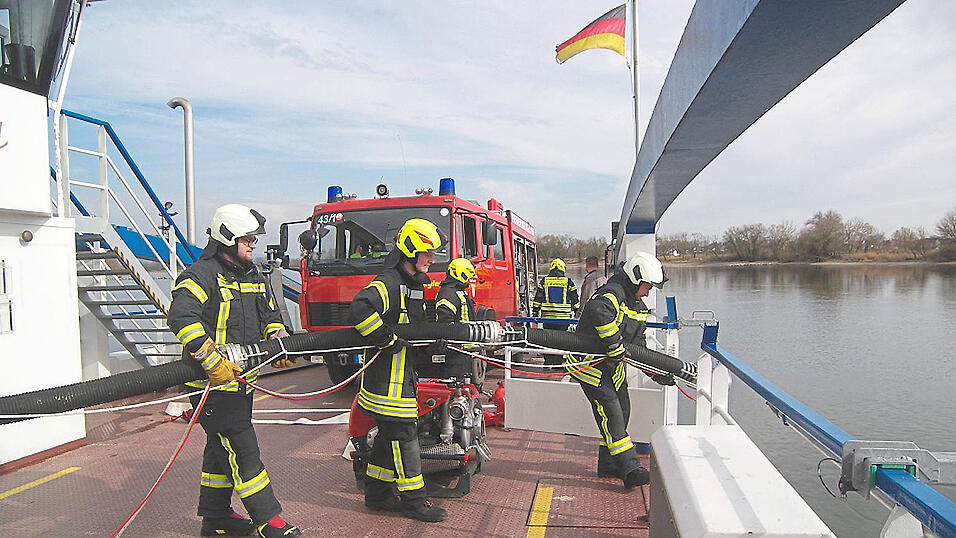 Feuerwehrübung auf der Posching: Über eine Tür in der Reling wird der Saugschlauch in die Donau gelassen. Feuerwehrübung auf der Posching: Über eine Tür in der Reling wird der Saugschlauch in die Donau gelassen.