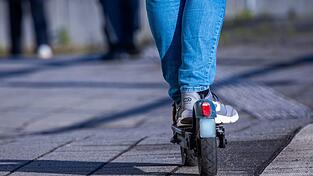 Erlaubt sind f&uuml;r E-Scooter nur 20 Kilometer pro Stunde. (Symbolbild)