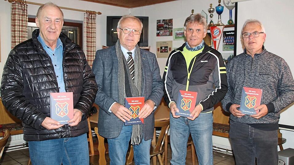 Willi Bielmeier stellte zusammen mit Wolfgang Pilz, Wolfgang Ludwig und Peter Krupitschka (v.li.) das Jubil&auml;umsbuch des 1. FC Bad K&ouml;tzting vor.