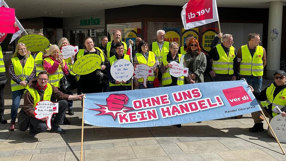 Die Mitglieder der Tarifkommission und verdi haben sich in Regensburg unter anderem mit den Kaufhof-Beschäftigten solidarisiert. Die Mitglieder der Tarifkommission und verdi haben sich in Regensburg unter anderem mit den Kaufhof-Beschäftigten solidarisiert.
