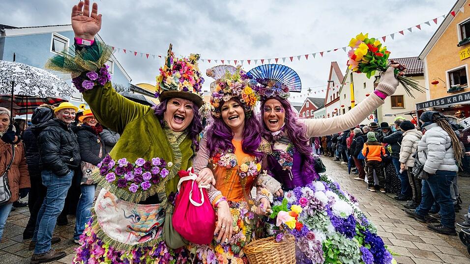 Eine Gruppe in chinesischen Kostümen nimmt am traditionellen Chinesenfaschingsumzug in Dietfurt in der Oberpfalz teil. (Archivbild) Eine Gruppe in chinesischen Kostümen nimmt am traditionellen Chinesenfaschingsumzug in Dietfurt in der Oberpfalz teil. (Archivbild)