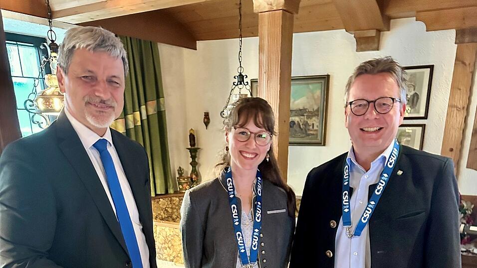 Nach der Amts&uuml;bergabe: Andreas Roder, Andrea Pohmer und B&uuml;rgermeister Sandro Bauer (von rechts).