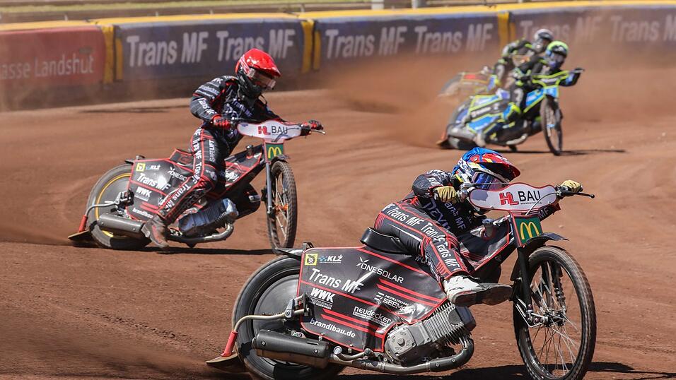 Akrobatischer Einsatz: Leon Flint (blauer Helmüberzug) und der Schwede Kim Nilsson (rot) sammelten gegen Krakau zusammen 23 Punkte - in Lauf fünf hängten sie Dawid Rempala (gelb) und den Finnen Jesse Mustonen (weiß) ab. Der englische Teufelskerl stürzte jedoch im finalen Rennen und zog sich eine schmerzhafte Verletzung im Schulterbereich zu.