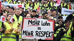 An einer Kundgebung in Dortmund nahmen mehrere Hundert Menschen teil. An einer Kundgebung in Dortmund nahmen mehrere Hundert Menschen teil.
