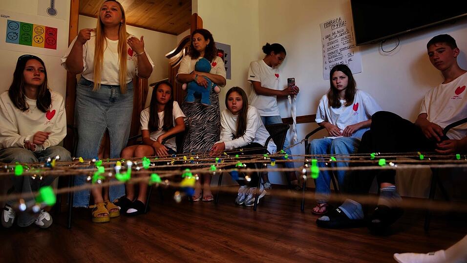 Mit Gruppenübungen gewinnen die Kinder und Jugendlichen Vertrauen zueinander.