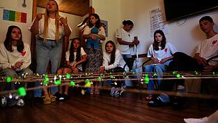 Mit Gruppenübungen gewinnen die Kinder und Jugendlichen Vertrauen zueinander.