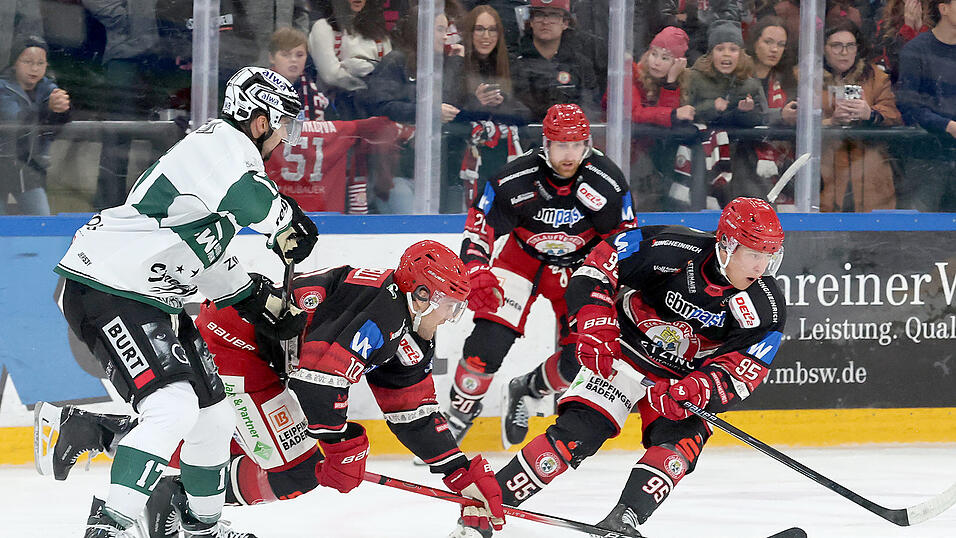 Ausgerutscht und Chancen verschenkt: Julian Kornelli (zweiter von links), Yannick Wenzel und Tobias Schwarz konnten die 3:4-Niederlage des EV Landshut gegen die Bietigheim Steelers nicht verhindern. Am Wochenende gab es mit einem Zähler eine magere Ausbeute.