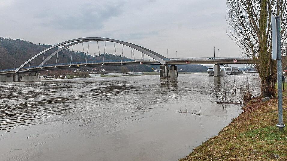 Auch in Vilshofen stieg die Donau &uuml;ber die Ufer.