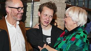 Kulturstaatsministerin Claudia Roth (r) mit Regisseur Edward Berger (l) und Schauspieler Felix Kammerer bei einem Empfang f&uuml;r die deutschen Oscar-Nominierten in Los Angeles.