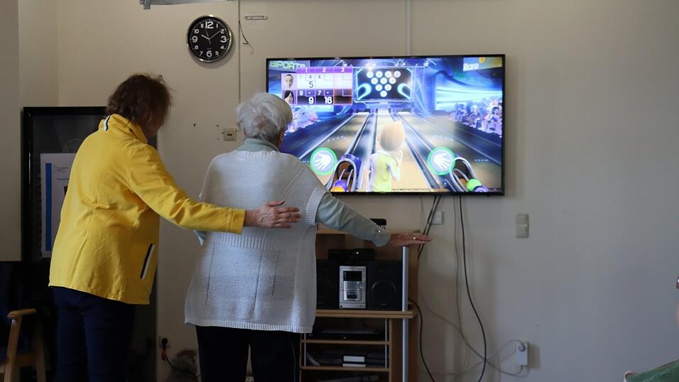 Das Team vom Marienstift sowie Heike Adelhardt (links) unterstützen die Senioren bei der ersten Runde - in Runde zwei klappte es schon allein. Das Team vom Marienstift sowie Heike Adelhardt (links) unterstützen die Senioren bei der ersten Runde - in Runde zwei klappte es schon allein.