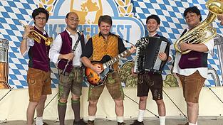Andi Starek inmitten seiner Tokio Spitzbuam: Zusammen traten sie in Japan auf diversen Oktoberfest-Veranstaltungen auf.
