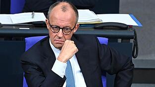 Bundeskanzler Friedrich Merz verfolgt die Generaldebatte im Bundestag zum Haushalt. Die Debatten über den Etat des Kanzleramts werden traditionell zur Generalaussprache über die Politik der Bundesregierung genutzt.