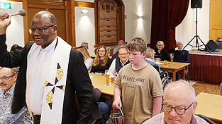 Pfarrer Jean-Ren&eacute; Mavinga Mbumba segnete die R&auml;ume des Gasthauses.