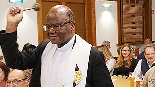 Pfarrer Jean-Ren&eacute; Mavinga Mbumba segnete die R&auml;ume des Gasthauses.